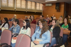 Auditório com pessoas sentadas.