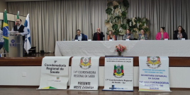 Mesa de participantes do Encontro Macrorregional de Educação Permanente em Saúde Coletiva em Santo Ângelo
