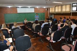 Equipe organizadora do curso conversa com os participantes