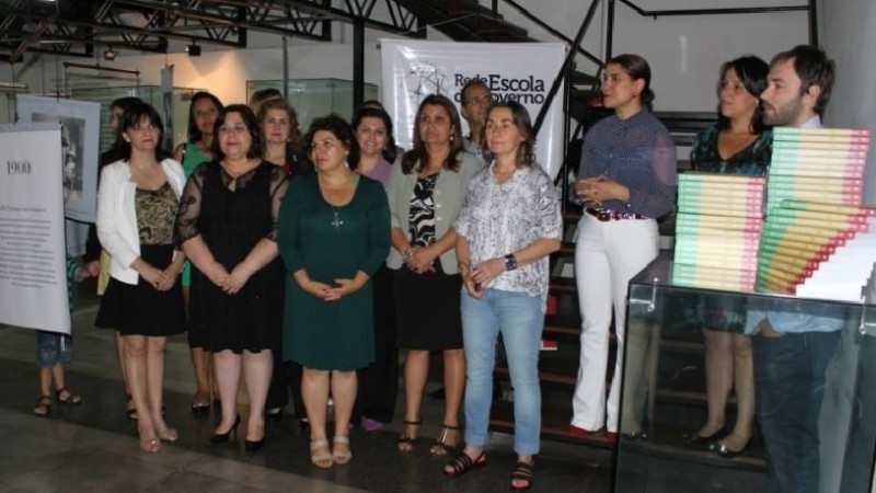 alunos-autografam-livro-realizado-pela-rede-escola-de-governo,-casa-civil-e-unilasalle.jpg